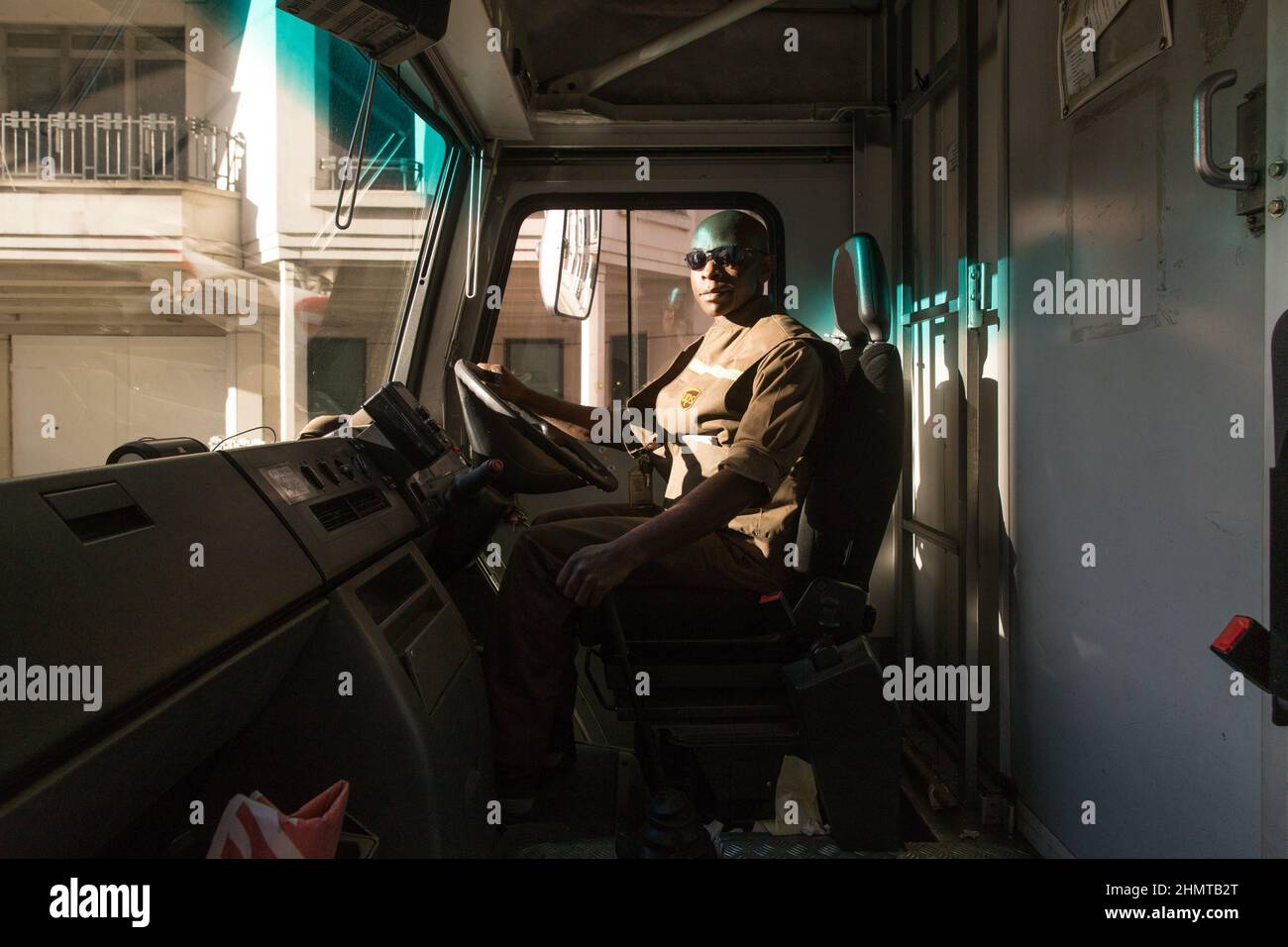 chauffeur de livraison de messagerie à l'intérieur de sa camionnette Banque D'Images