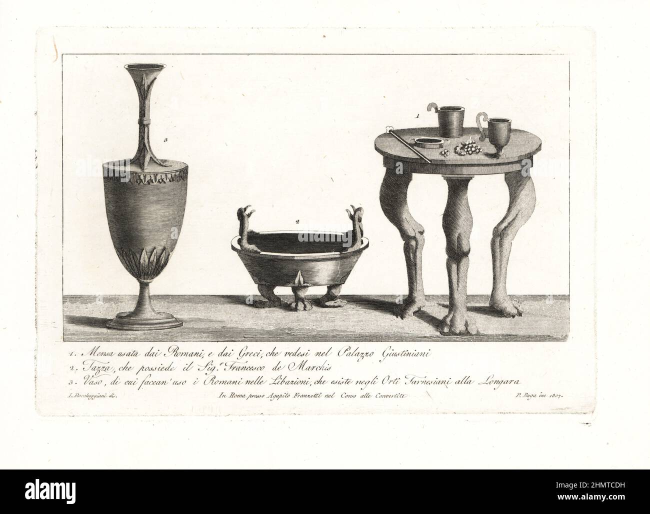Table avec pattes de lion, utilisée par les Romains et les Grecs, du Palais Justinien, Palazzo Giustiniani 1, tazza ou coupe appartenant à Francesco de Marchis 2, et vase utilisé par les Romains pour les libations, des Jardins Farnese, Orti Farnesiani alla Longara 3. Gravure de coperplate par Pietro Ruga après une illustration par Lorenzo Rocceggiani de ses 100 plaques de costumes religieux, civil et militaire des anciens Egyptiens, Etrusques, Grecs et Romains, Franzetti, Rome, 1802. Banque D'Images