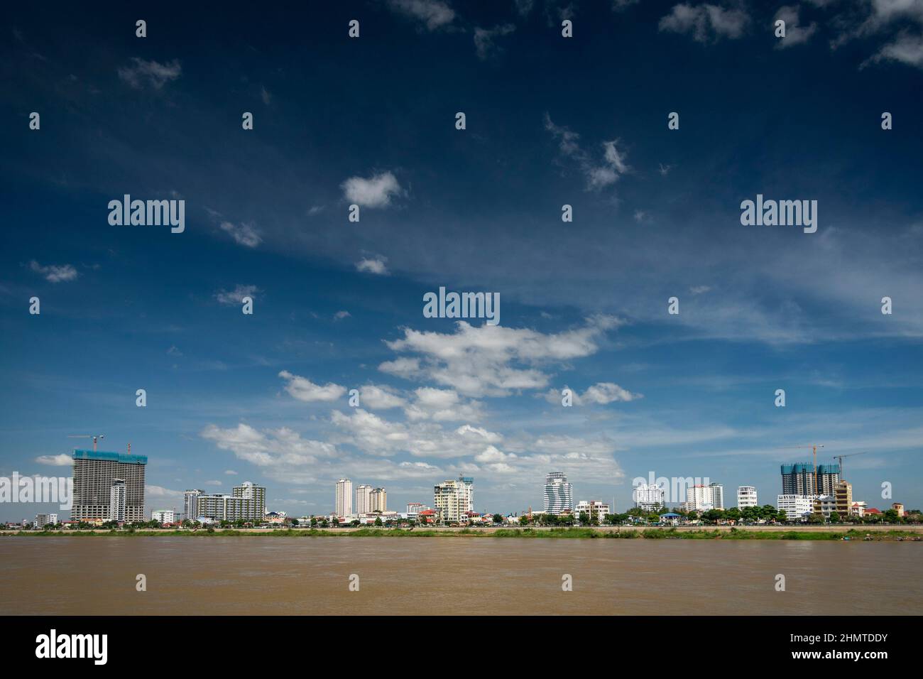 Chroy Changva, vue sur la rivière, face à la ville de Phnom Penh, Cambodge, par beau temps Banque D'Images