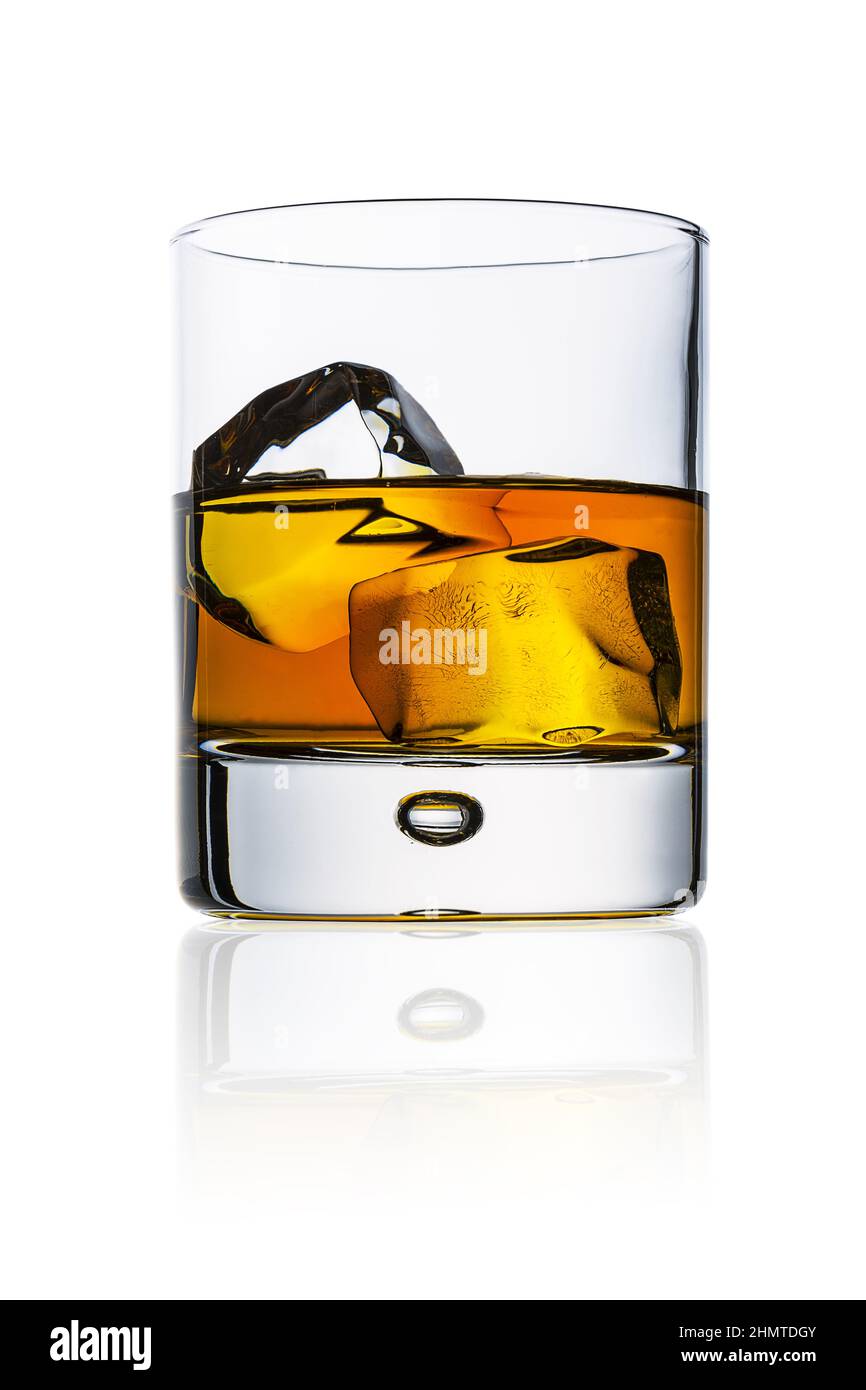 verre à whisky sur blanc Banque D'Images