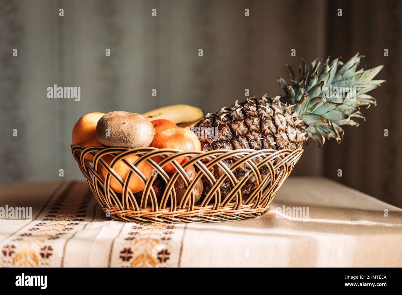 Panier de fruits avec fruits tropicaux sur la table Banque D'Images