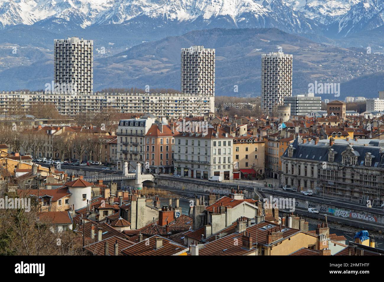 GRENOBLE, FRANCE, 3 février 2022 : trois tours de Grenoble sur les vieux toits avec paysage de montagne en arrière-plan Banque D'Images