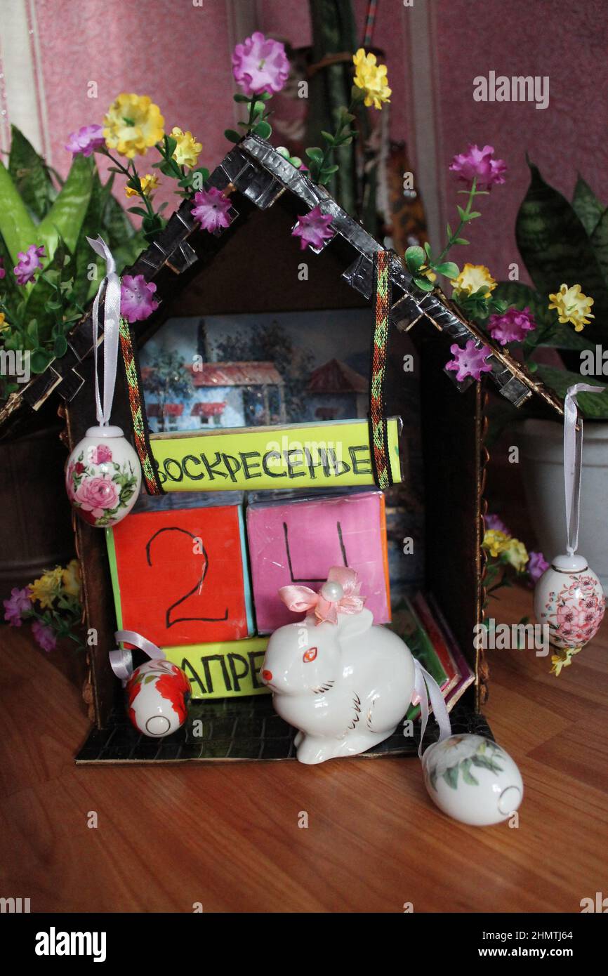 calendrier quotidien en forme de maison de ferme avec lapin de pâques pour la décoration ou le cadeau de vacances Banque D'Images