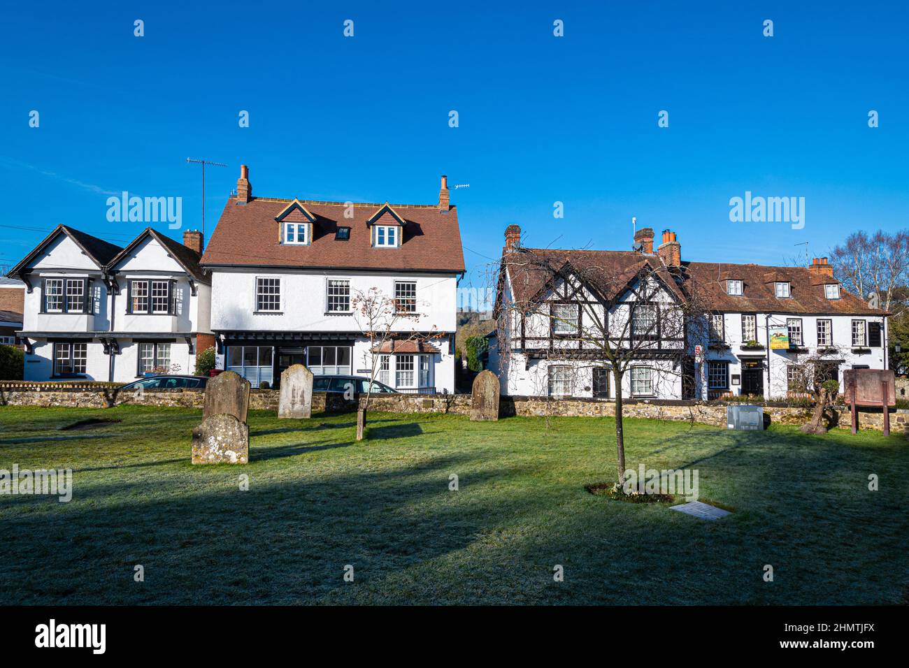Le joli village de Mickleham à Surrey, vu du chantier naval, Angleterre, Royaume-Uni, lors d'une journée d'hiver ensoleillée avec un ciel bleu Banque D'Images