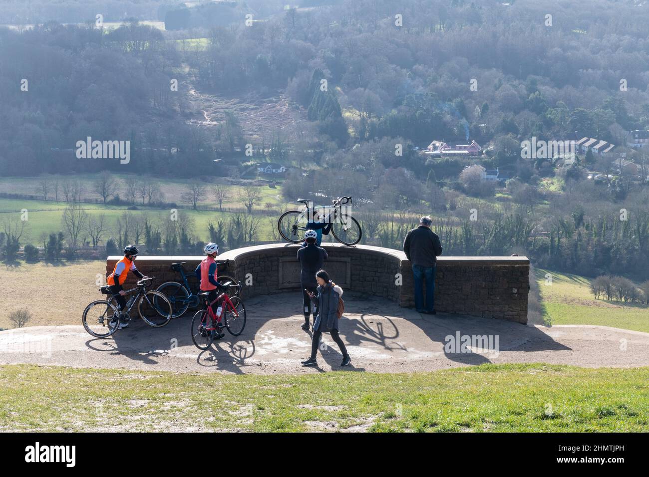 Les cyclistes au sommet de Box Hill célèbrent leur réussite au mémorial et point de vue de Salomons, Surrey, Angleterre, Royaume-Uni Banque D'Images