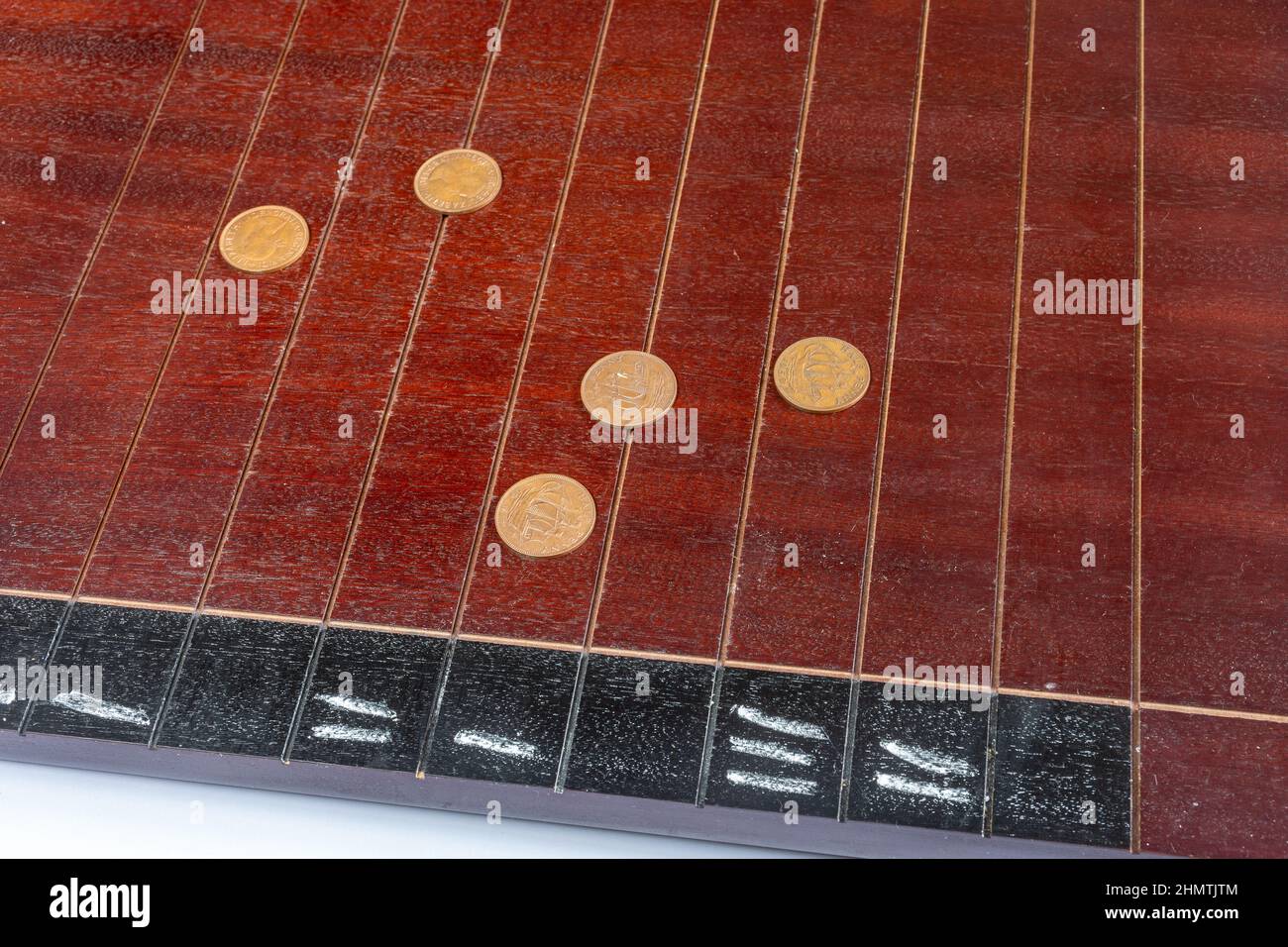 Jeu de société Shove ha'penny vintage, jeu de pub traditionnel Shove Half penny, Royaume-Uni Banque D'Images