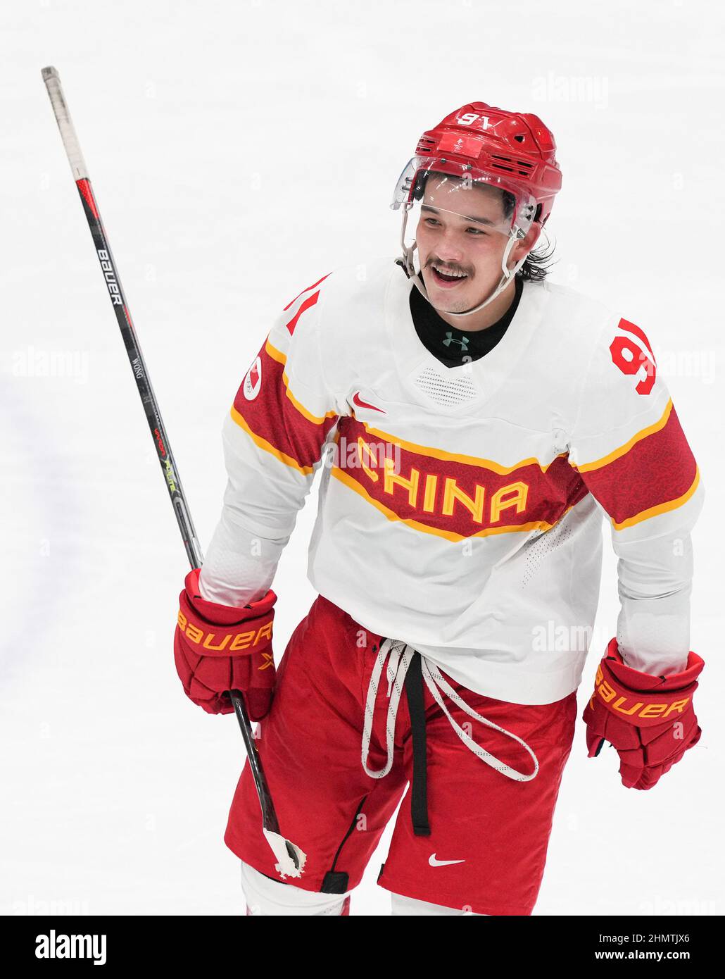 Pékin, Chine. 12th févr. 2022. Wang Taile, de Chine, réagit lors de la ronde préliminaire des hommes de hockey sur glace Groupe A match entre la Chine et l'Allemagne au National Indoor Stadium de Beijing, capitale de la Chine, le 12 février 2022. Credit: Du Yu/Xinhua/Alay Live News Banque D'Images