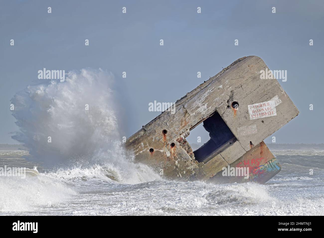 Le blockhaus du Hourdel dans la tempête, vagues géantes sur le monstre de béton. Banque D'Images