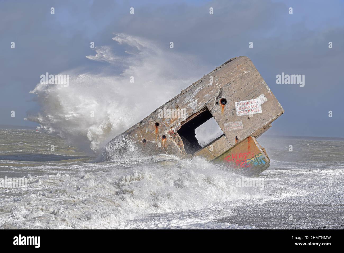 Le blockhaus du Hourdel dans la tempête, vagues géantes sur le monstre de béton. Banque D'Images