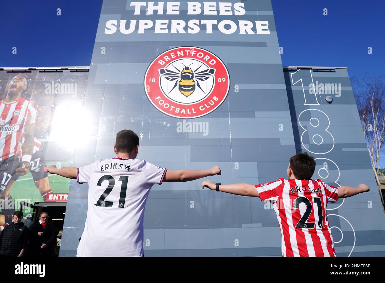 Les fans de Brentford portant des chemises Christian Eriksen posent pour une photo devant la boutique du club avant le match de la Premier League au Brentford Community Stadium, Londres. Date de la photo: Samedi 12 février 2022. Banque D'Images