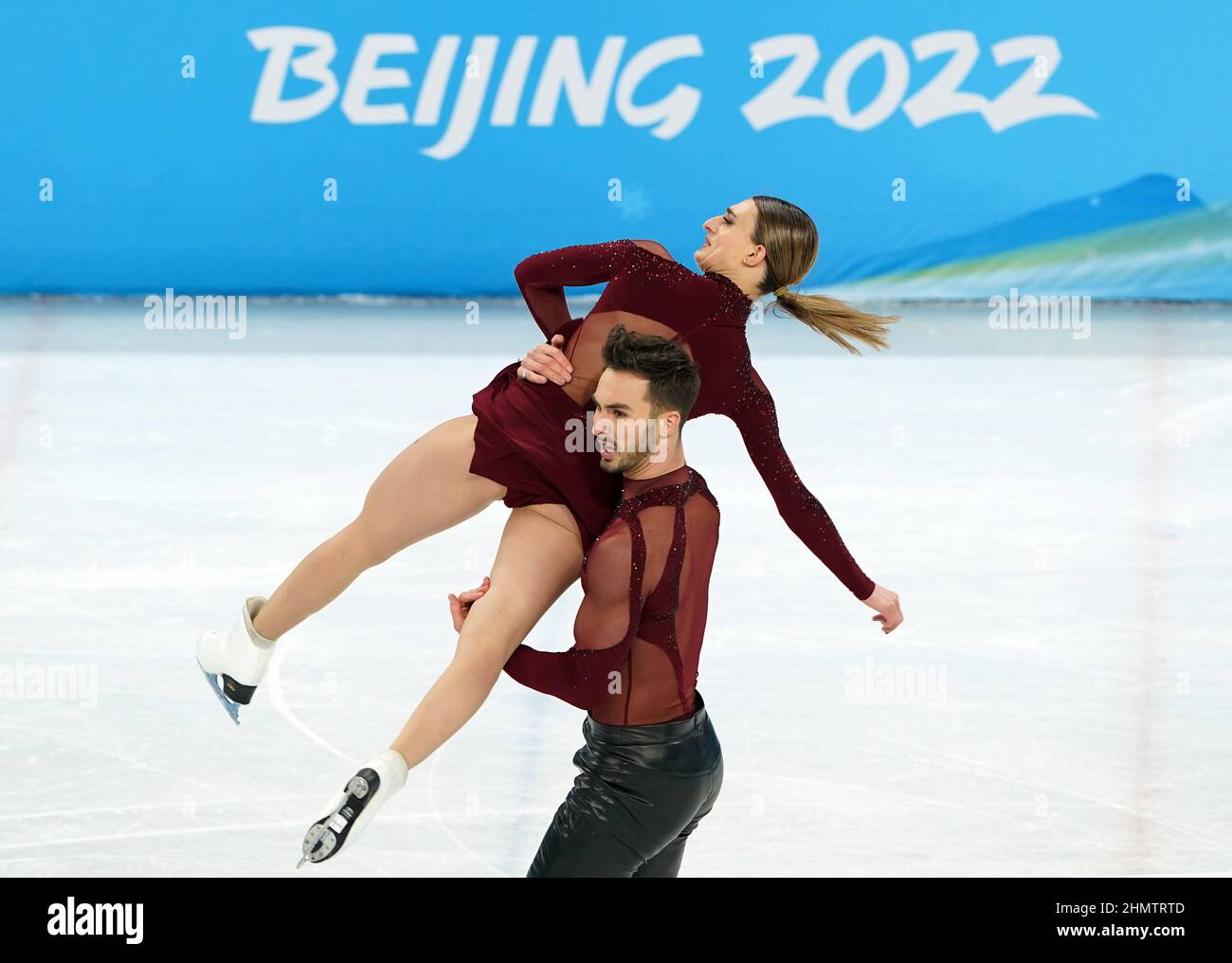 Guillaume Cizeron et Gabriella Papadakis pendant la danse sur glace - danse du rythme au stade intérieur de la capitale le huitième jour des Jeux Olympiques d'hiver de 2022 à Beijing, Chine. Date de la photo: Samedi 12 février 2022. Banque D'Images