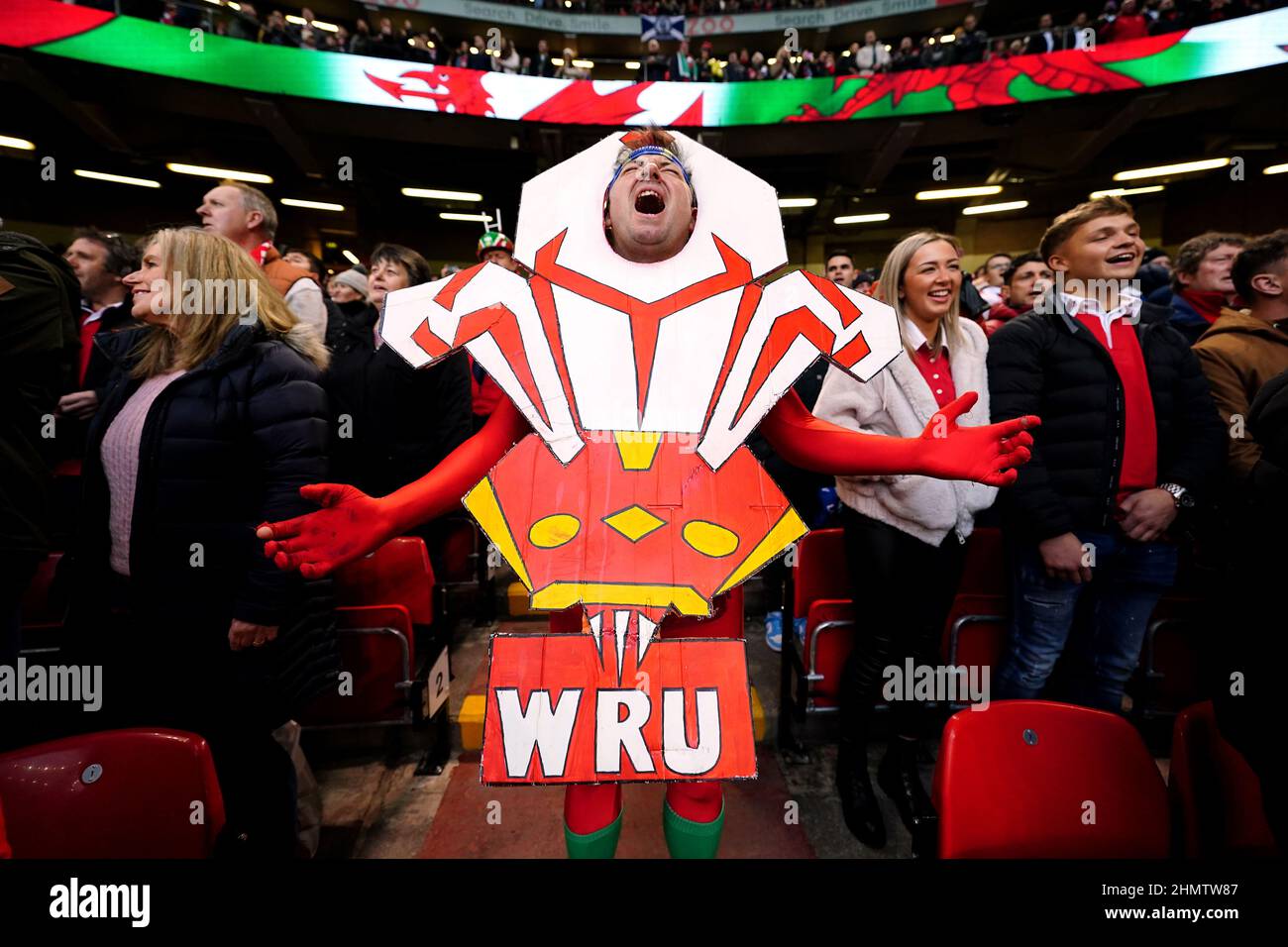 Les fans du pays de Galles chantent l'hymne national lors du match Guinness des six Nations au stade de la Principauté de Cardiff. Date de la photo: Samedi 12 février 2022. Banque D'Images