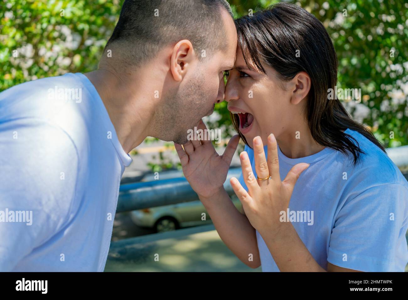 Un jeune couple latin ou un couple marié ayant un combat chauffé dans la rue. Concept de combat, coupure de coeur, couple, discussion. Banque D'Images