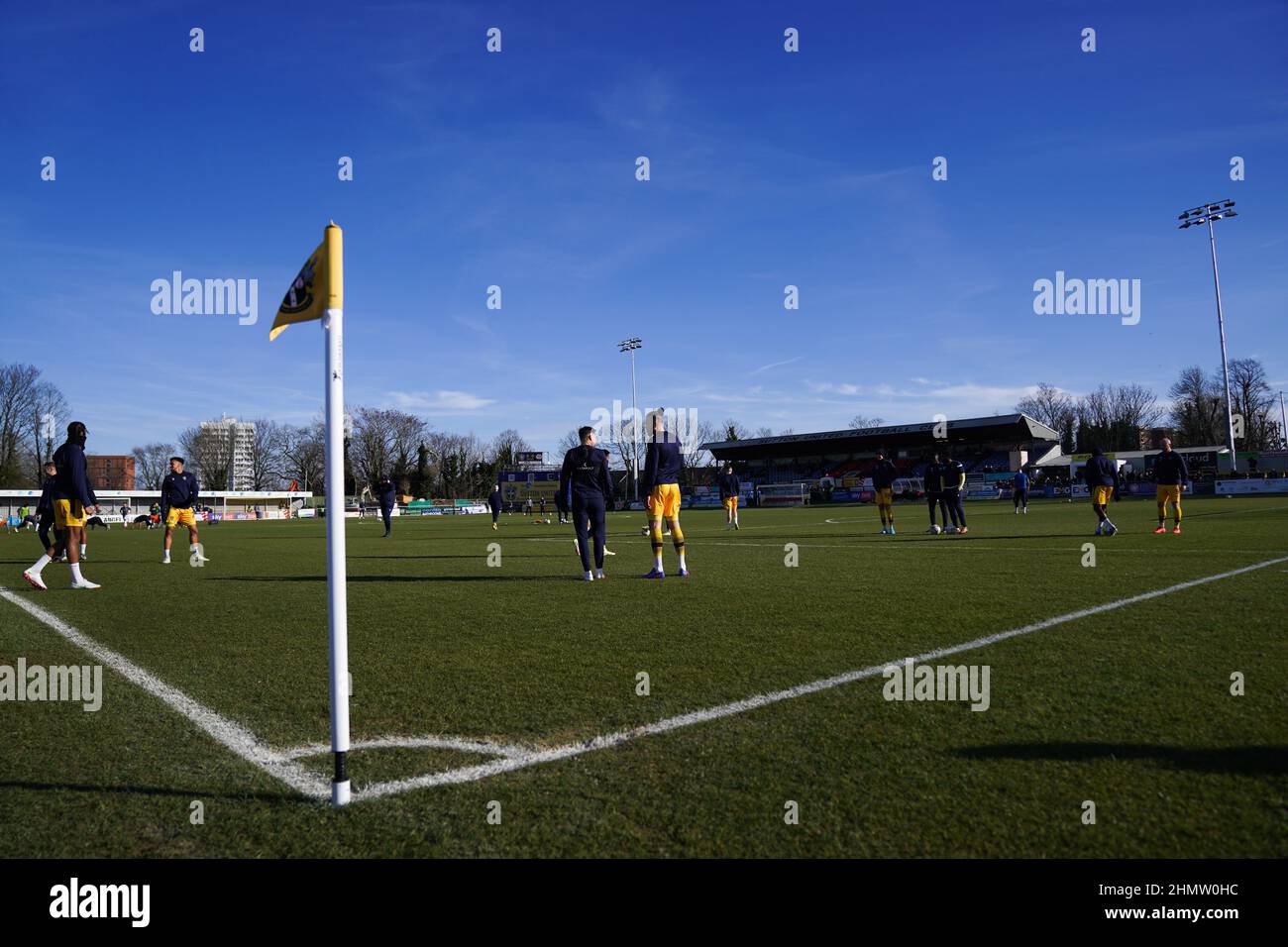 Les joueurs de Sutton United se réchauffent avant le match de la Sky Bet League Two au stade communautaire VBS de Londres. Date de la photo: Samedi 12 février 2022. Banque D'Images