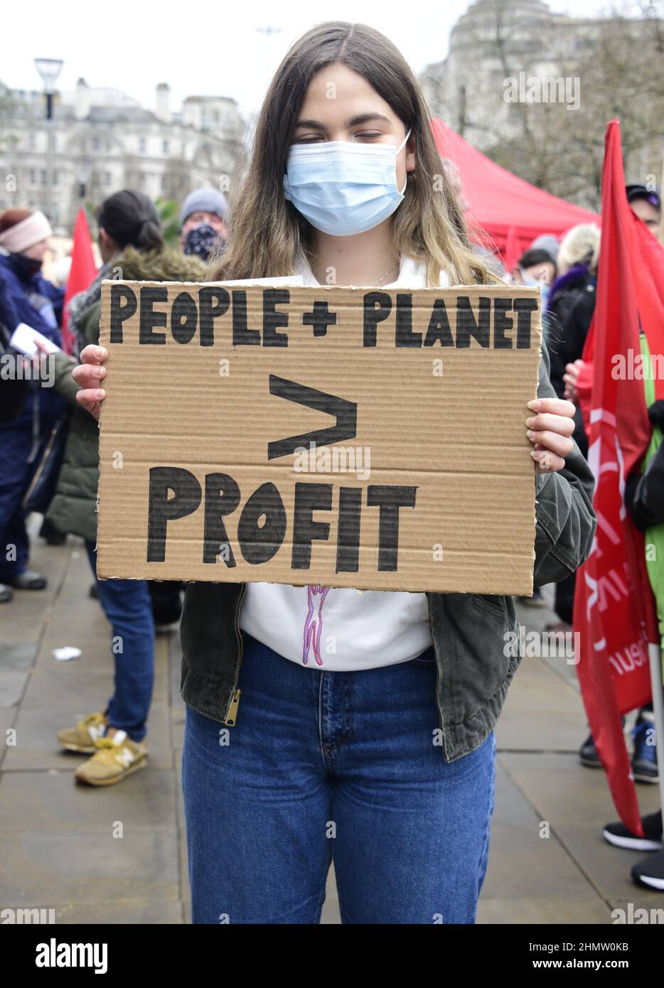 Manchester, Royaume-Uni, 12th février 2022. Manifestation sur les projets de loi sur les énergies fortes organisée par le Conseil des métiers de Manchester et l'Assemblée populaire de Manchester - l'austérité a coupé le tout. Les manifestants se sont rassemblés dans les jardins de Piccadilly, dans le centre de Manchester, au Royaume-Uni, avant de marcher dans le centre-ville. Des manifestations ont également lieu dans d'autres villes du Royaume-Uni. Les organisateurs disent : « les factures de carburant doivent augmenter de 54 % en avril, au même moment que la National Insurance augmente. L'inflation RPI est déjà de 7,5%. Les loyers et les taux d'intérêt sont en hausse". Crédit : Terry Waller/Alay Live News Banque D'Images