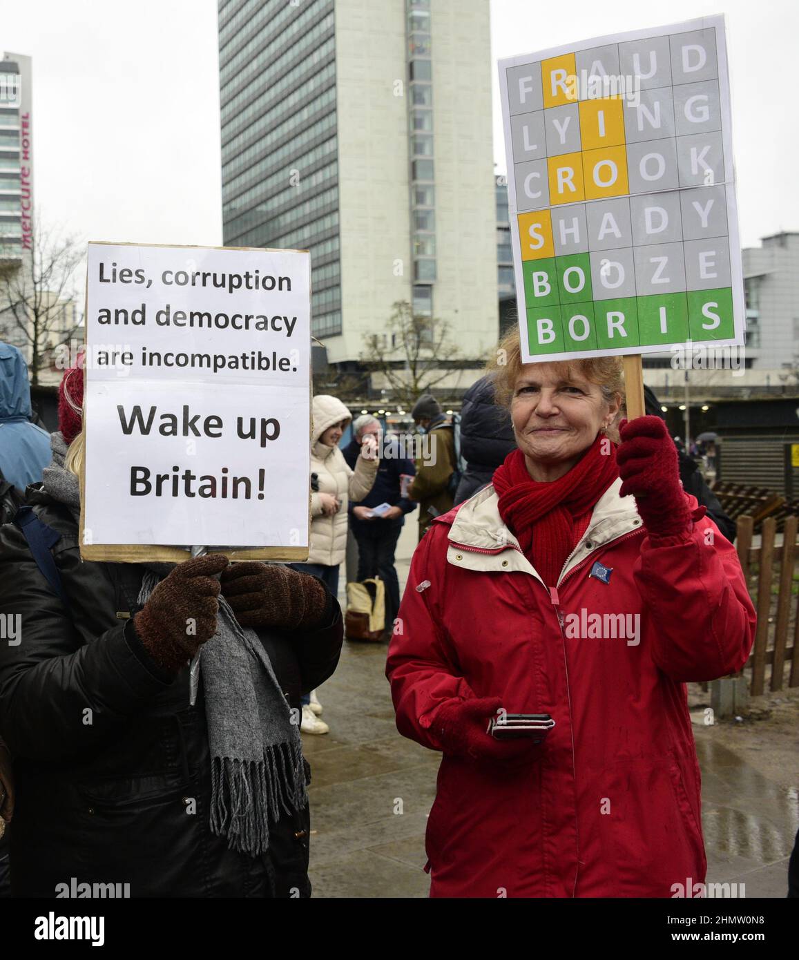 Manchester, Royaume-Uni, 12th février 2022. Manifestation sur les projets de loi sur les énergies fortes organisée par le Conseil des métiers de Manchester et l'Assemblée populaire de Manchester - l'austérité a coupé le tout. Les manifestants se sont rassemblés dans les jardins de Piccadilly, dans le centre de Manchester, au Royaume-Uni, avant de marcher dans le centre-ville. Des manifestations ont également lieu dans d'autres villes du Royaume-Uni. Les organisateurs disent : « les factures de carburant doivent augmenter de 54 % en avril, au même moment que la National Insurance augmente. L'inflation RPI est déjà de 7,5%. Les loyers et les taux d'intérêt sont en hausse". Crédit : Terry Waller/Alay Live News Banque D'Images