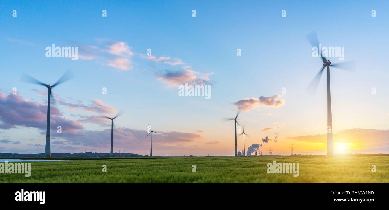vue panoramique sur la ferme inferque avec centrale à charbon au coucher du soleil Banque D'Images