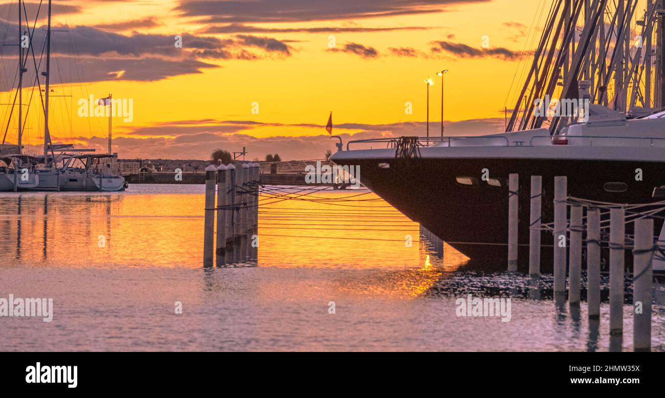 Vue sur les voiliers dans le port de la Grande Motte, dans le sud de la France, près de la Camargue. Banque D'Images