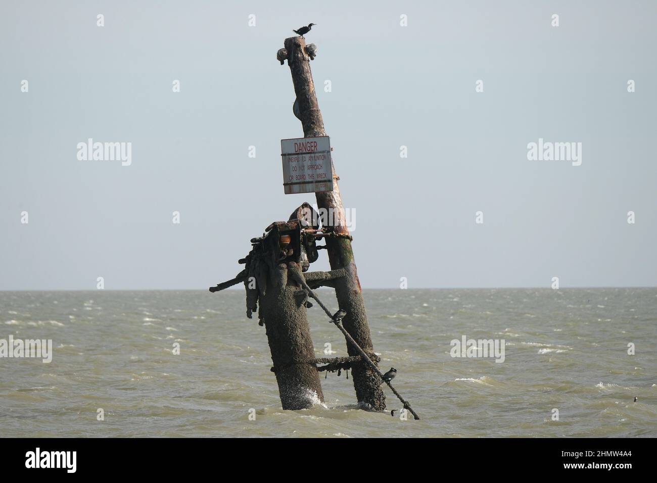 Sheerness, Kent, Royaume-Uni. 12th févr. 2022. L'épave du SS Richard Montgomery qui a coulé en août 1944 dans l'estuaire de la Tamise au large de Sheerness Kent. Le navire a échoué en WW2 et contient encore 1 400 tonnes d'explosifs et maintenant 78 ans après le naufrage des experts de l'élimination de la bombe de la Royal Naval ont été appelés à rendre l'épave sûre en retirant d'abord les mâts du navire qui sont restés visibles dans la zone d'exclusion autour le navire. Crédit : MARTIN DALTON/Alay Live News Banque D'Images