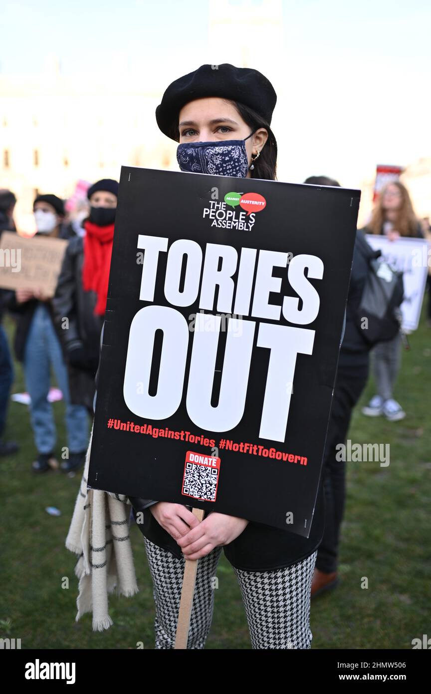 Londres, Royaume-Uni. 12 février 2022. Manifestation nationale organisée par l'Assemblée populaire contre l'austérité contre la hausse du coût de la vie et le gouvernement. Des manifestants se sont rassemblés sur la place du Parlement contre une inflation galopante, des salaires stagnants, des taux d'intérêt en hausse, une baisse du niveau de vie et une crise énergétique. Credit: Andrea Domeniconi/Alay Live News Banque D'Images