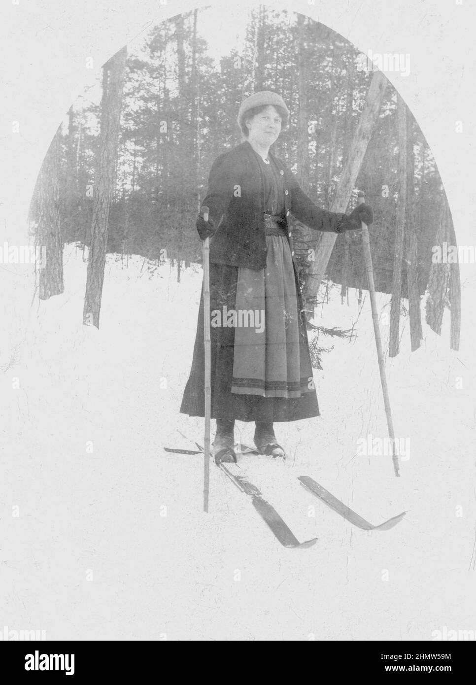 Début du 20th siècle authentique photo vintage de femme d'âge moyen ski, Suède Banque D'Images