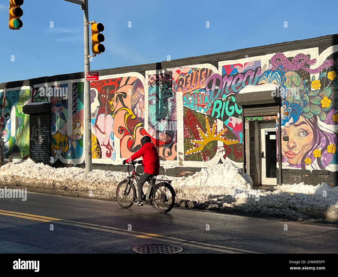 On peut voir l'influence des artistes se déplaçant dans l'espace d'entrepôt au fil des ans dans le quartier industriel de Gowanus avec sa part d'espaces d'entrepôt. 9th Street, Brooklyn, New York. Banque D'Images