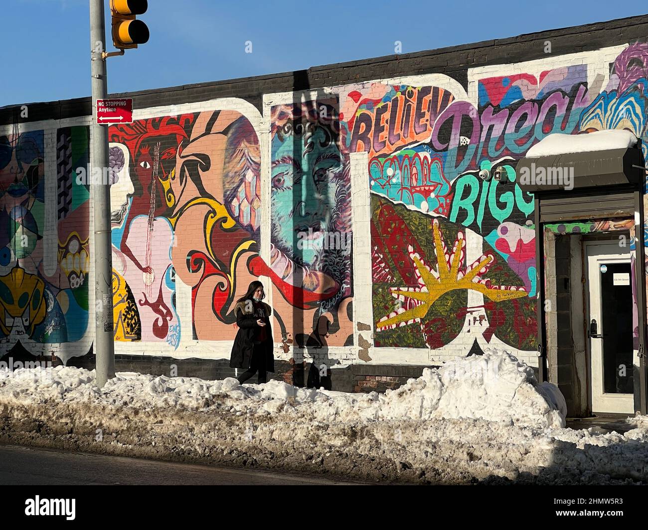 On peut voir l'influence des artistes se déplaçant dans l'espace d'entrepôt au fil des ans dans le quartier industriel de Gowanus avec sa part d'espaces d'entrepôt. 9th Street, Brooklyn, New York. Banque D'Images