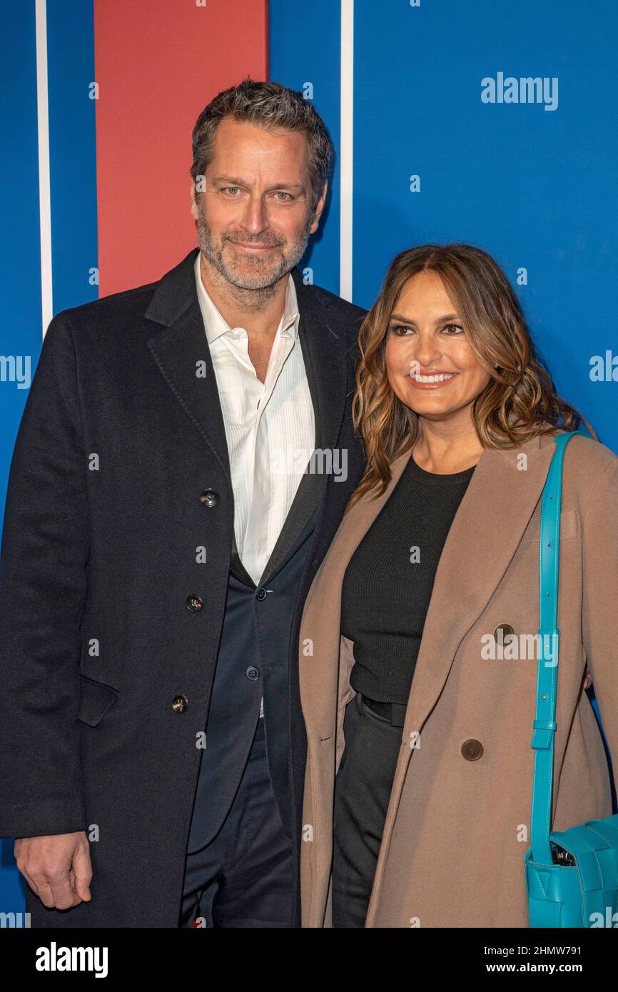 New York, États-Unis. 10th févr. 2022. Peter Hermann et Mariska Hargitay assistent à la soirée d'ouverture de 'The Music Man' sur Broadway au Winter Garden Theatre de New York. Crédit : SOPA Images Limited/Alamy Live News Banque D'Images