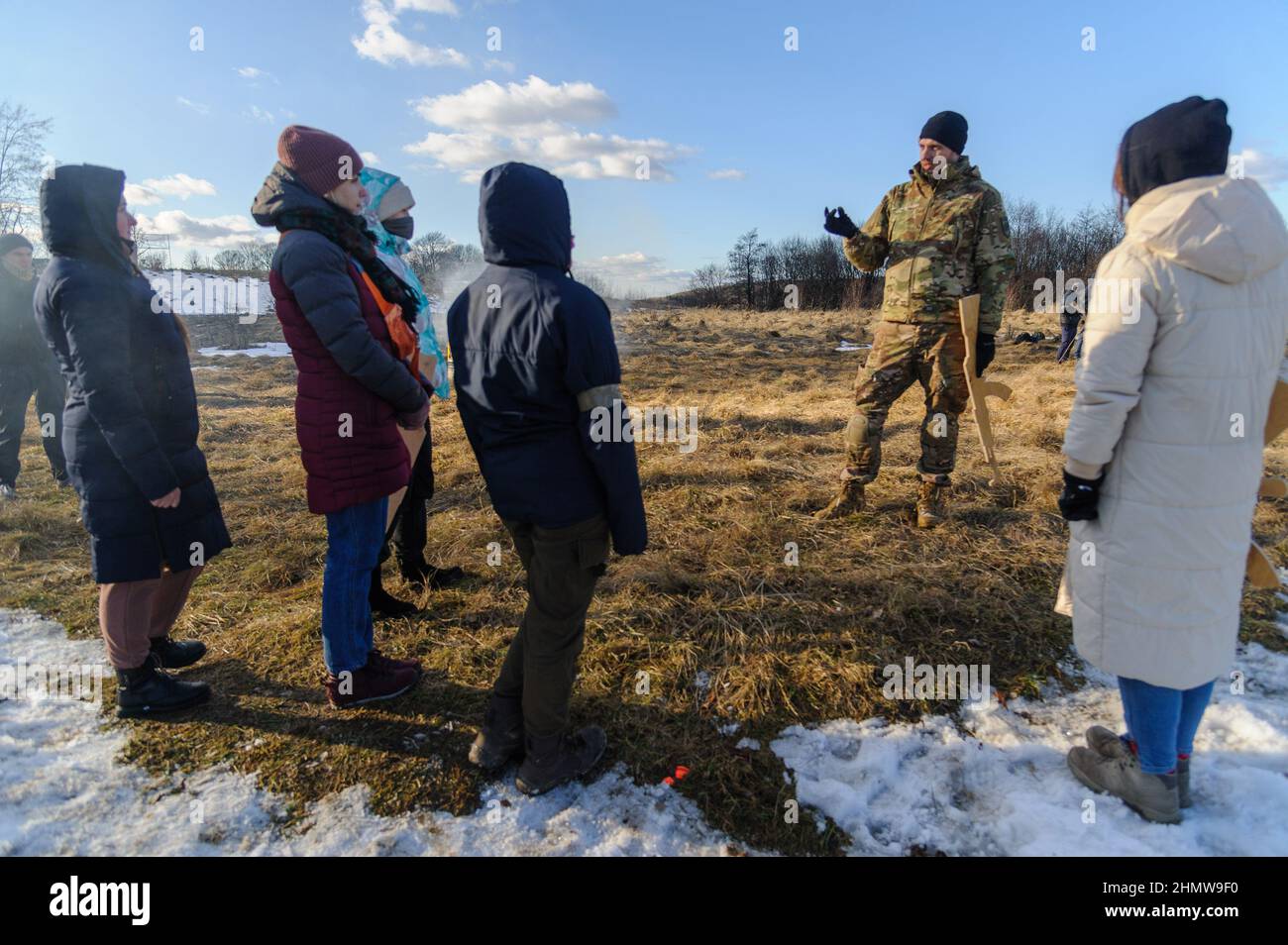 Ukrainiens lors d'un entraînement militaire ouvert pour les civils organisé par le QG de la Défense de la région de Lviv au stand de tir de Lviv skeet dans le cadre de la ne pas paniquer! Préparez-vous ! Campagne, dans un contexte de menace d'invasion russe. Banque D'Images