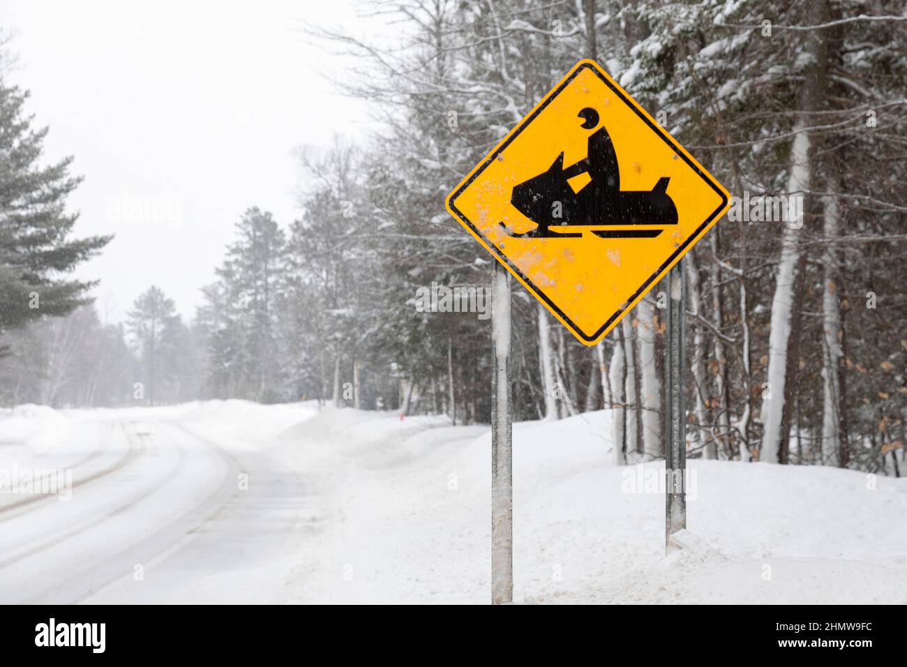Paradise, Michigan - Un panneau le long de la M-123 dans la péninsule supérieure du Michigan avertit les conducteurs de chercher des motoneiges qui traversent la route. Banque D'Images