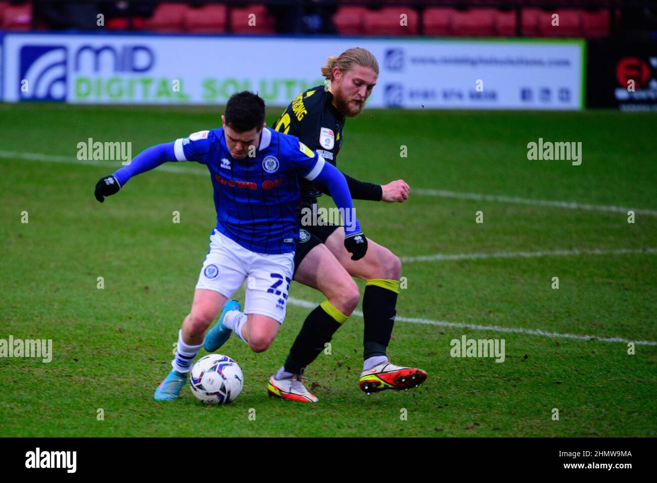 ROCHDALE, ROYAUME-UNI. FÉV 12th Liam Kelly de Rochdale AFC sous la pression de Luke Armstrong de Harrogate Town FC lors du match de Sky Bet League 2 entre Rochdale et Harrogate Town au stade Spotland, Rochdale, le samedi 12th février 2022. (Credit: Ian Charles | MI News) Credit: MI News & Sport /Alay Live News Banque D'Images