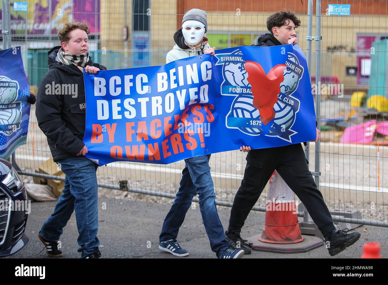 Les fans de Birmingham City tiennent une bannière pour protester contre leurs propriétaires Banque D'Images