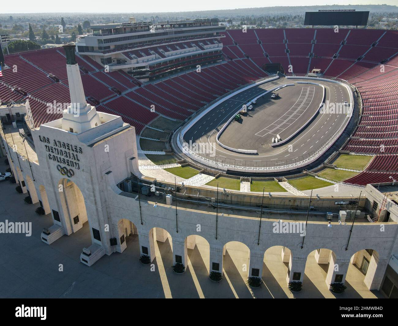 Vue générale aérienne de la construction d'un circuit NASCAR construit au  Los Angeles Memorial Coliseum le lundi 24 janvier 2022 à Los Angeles Photo  Stock - Alamy