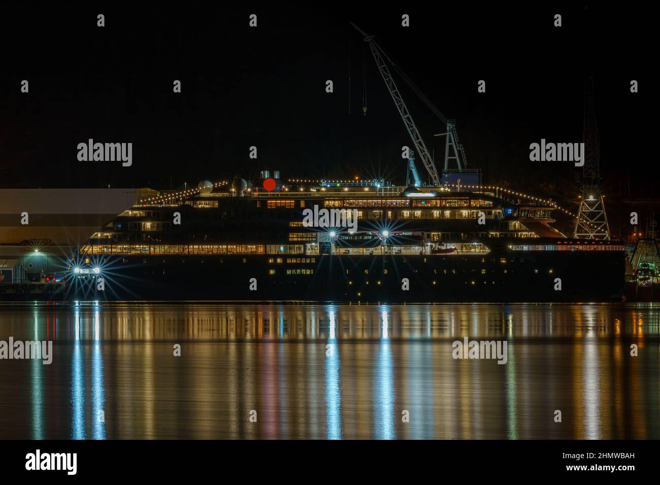 ULSTEINVIK, NORVÈGE - 2020 JANVIER 28. Fridtjof Nansen explore le bateau la nuit à Kleven Yard. Banque D'Images