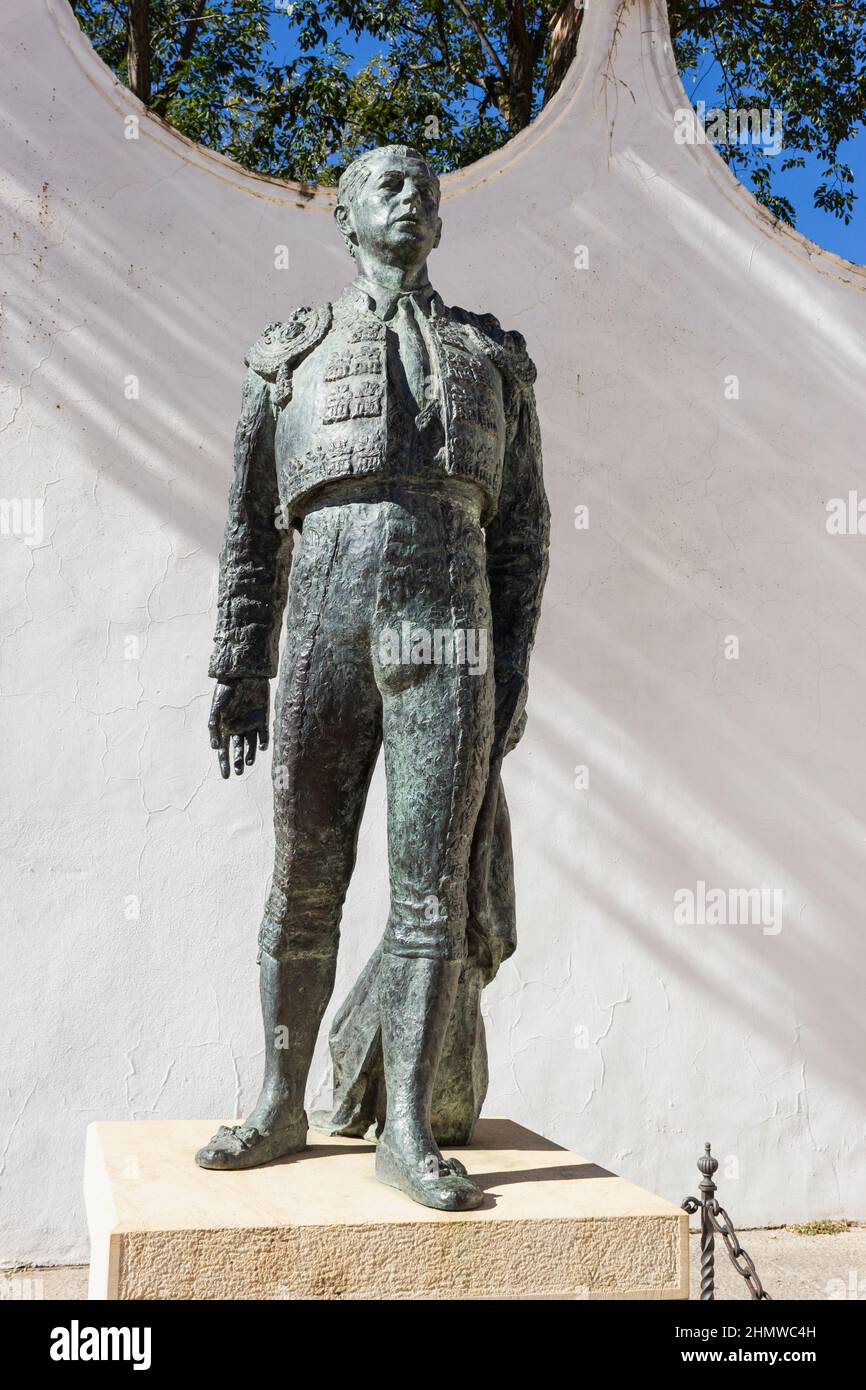 Ronda, province de Malaga, Andalousie, Espagne. Statue de l'aromanteur Antonio Ordóñez Araujo, 1932 - 1998, à l'extérieur de l'arène locale. Banque D'Images