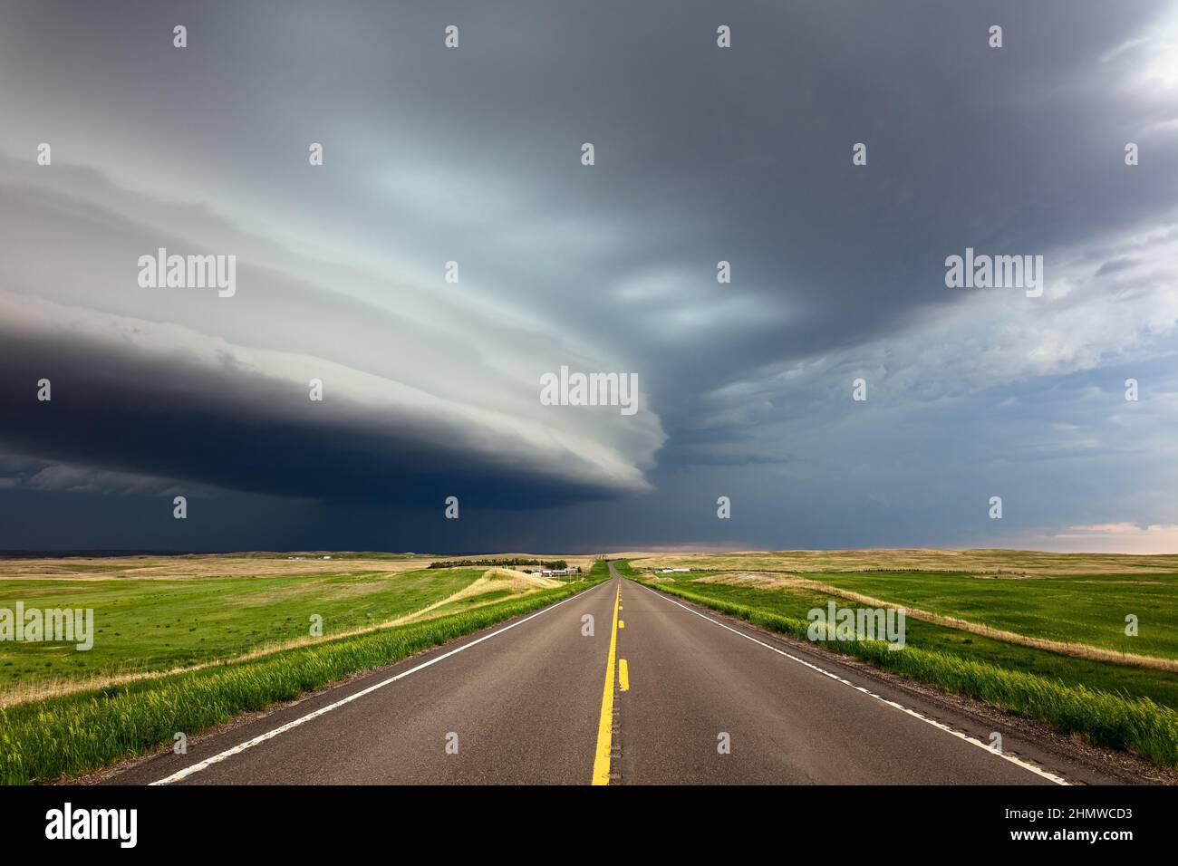 Des nuages sombres et spectaculaires orageux sur une route près de Glendive, Montana Banque D'Images