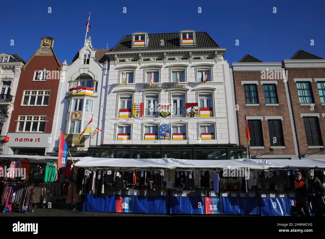 S Hertogenbosch, pays-Bas - février 9. 2022: Vue sur le bâtiment blanc historique hôtel central sur la place du marché contre bleu ciel d'hiver Banque D'Images