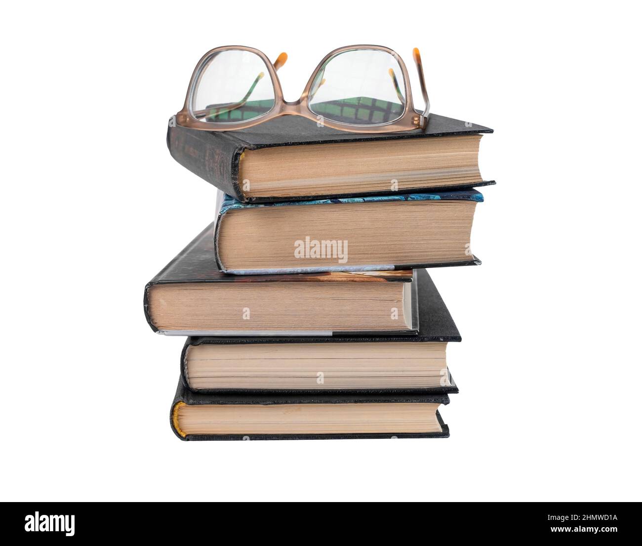 Les livres sont empilés avec des lunettes isolées sur fond blanc. Éducation et lecture concept de loisirs. Photo de haute qualité Banque D'Images