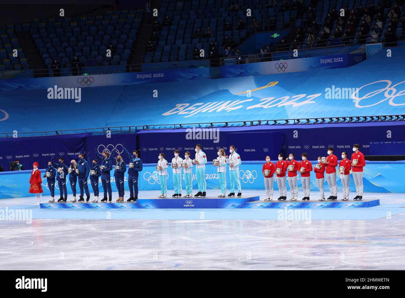 (G-D) Groupe d'équipe des États-Unis (USA), Groupe d'équipe du Comité olympique russe (ROC), Groupe d'équipe du Japon (JPN), 7 FÉVRIER 2022 - Patinage de figures : équipe F Banque D'Images
