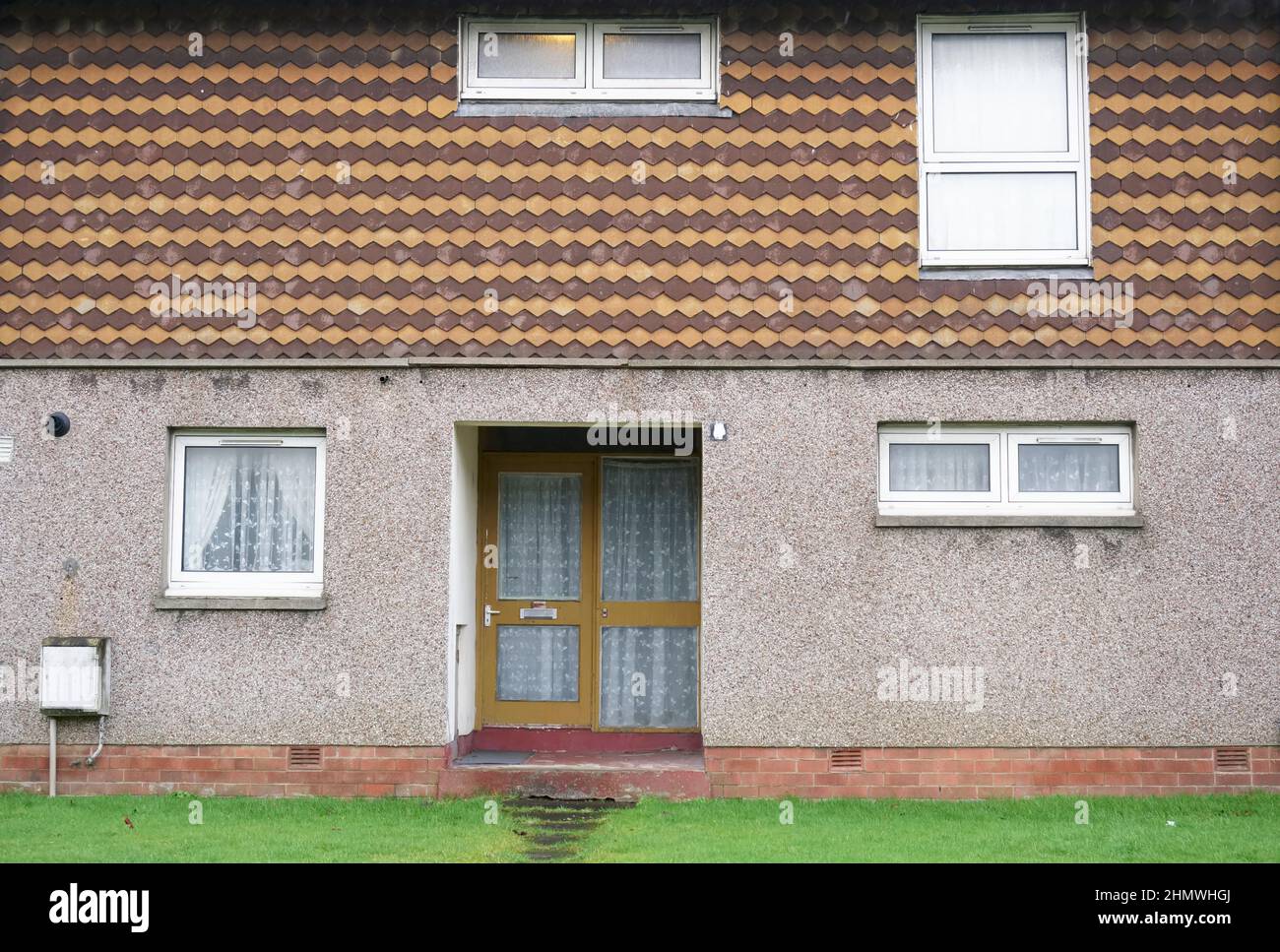 Maison de conseil abandonnée dans un bidonville de logements pauvres avec de nombreuses questions de protection sociale à Aberdeen Banque D'Images