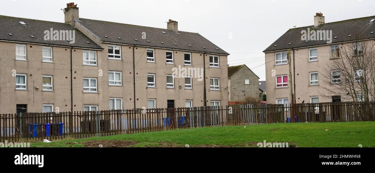Maison de conseil abandonnée dans un bidonville de logements pauvres avec de nombreuses questions de protection sociale à Aberdeen Banque D'Images