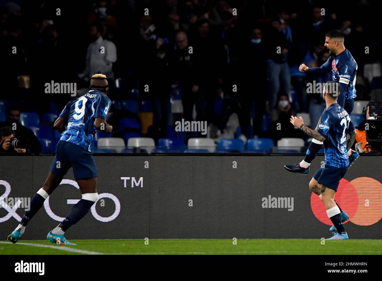 Naples, Italie. 12th févr. 2022. Lorenzo Insigne de SSC Napoli célèbre avec ses coéquipiers après avoir inscrit sur la pénalité le but de 1-0 lors de la série Un match de football entre SSC Napoli et FC Internazionale au stade Diego Armando Maradona à Napoli (Italie), le 12th février 2022. Photo Andrea Staccioli/Insidefoto crédit: Insidefoto srl/Alamy Live News Banque D'Images