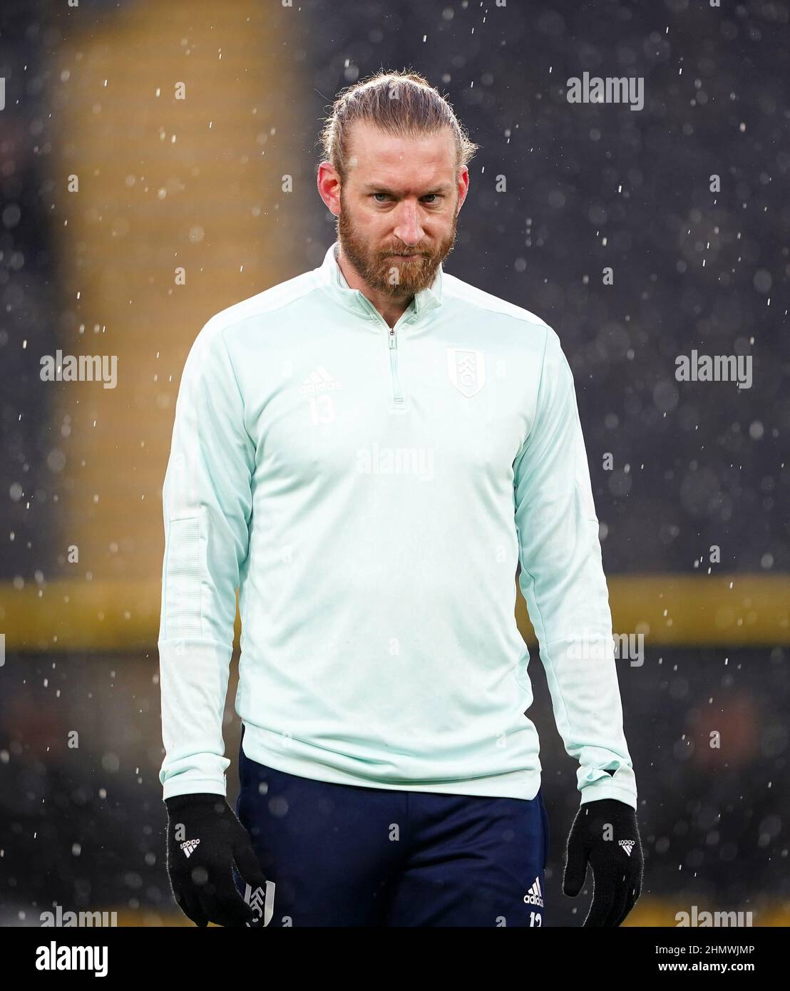 Tim Ream de Fulham s'échauffe avant le lancement du match du championnat Sky Bet au MKM Stadium, à Hull. Date de la photo: Samedi 12 février 2022. Banque D'Images