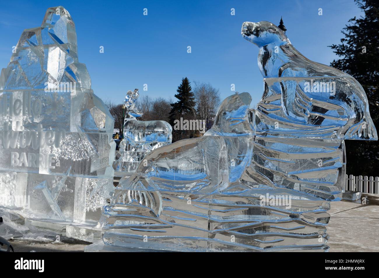 Sculptures de glace de phoques et de cerfs à Hello Winter Barrie Winterfest 2022 à Meridian place au centre-ville de Barrie avec ciel bleu Banque D'Images