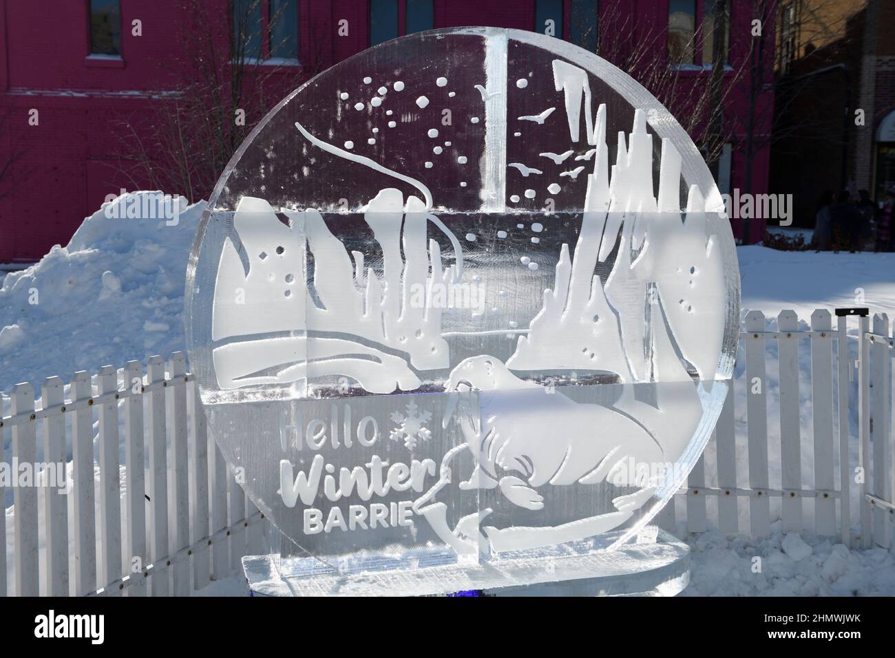 Logo Hello Winter Barrie avec sculpture sur glace de Walrus à Meridian place au centre-ville de Barrie pour Winterfest 2022 Banque D'Images