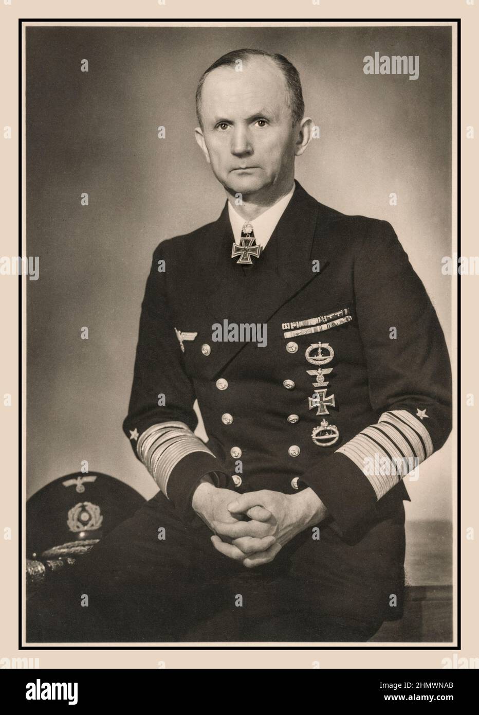 L'amiral Doenitz, studio de propagande nazi officiel de Hoffmann Studios Karl Dönitz était un amiral allemand nazi qui a brièvement succédé à Adolf Hitler comme chef d'État en mai 1945, occupant le poste jusqu'à la dissolution du gouvernement de Flensburg après la capitulation inconditionnelle de l'Allemagne aux alliés quelques jours plus tard. Il n'était pas impliqué dans des crimes de guerre nazis contre l'humanité , mais il a purgé une période d'environ 10 ans de prison et est mort en 1980, Aumühle, Allemagne Banque D'Images
