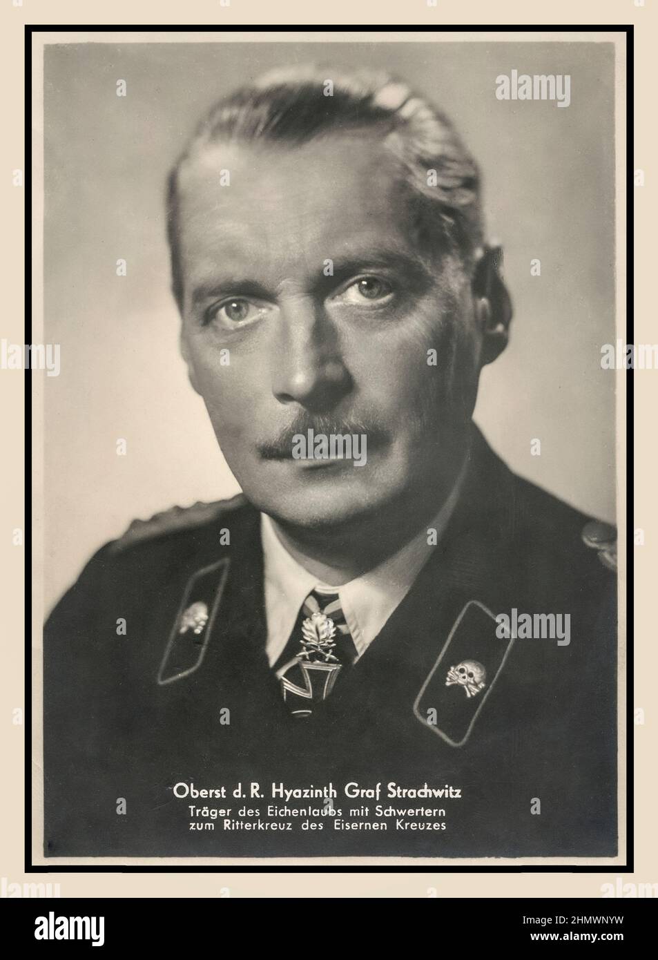 Hyazinth Graf Strachwitz, portrait officiel de l'Allemagne nazie, il était un officier allemand d'ascendance aristocratique dans la Wehrmacht pendant la Seconde Guerre mondiale Il a reçu la Croix de Chevalier de la Croix de fer avec des feuilles d'chêne, des mots et des diamants. Strachwitz est né en 1893 dans son domaine familial en Silésie. Panzer général Strachwitz. En utilisant la vitesse et l'audace, le chef de Panzer, Hyazinth Graf Strachwitz, a remporté plusieurs victoires sur le Front de l'est pendant la Seconde Guerre mondiale Banque D'Images