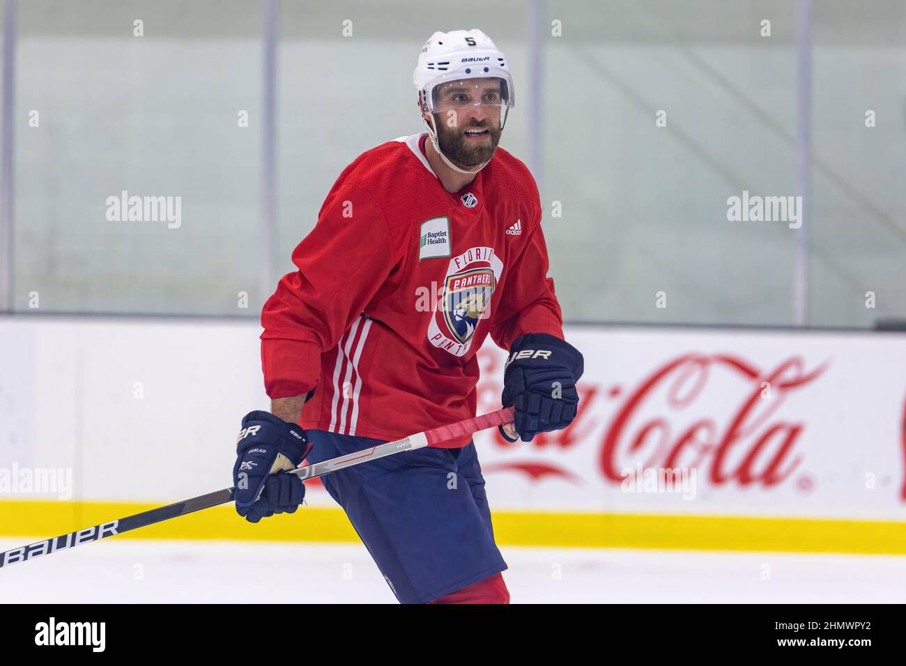 Coral Springs, Floride, États-Unis. 12th février 2022. 5 Aaron Ekblad pendant la session d'entraînement des Panthers de la Floride. Journée d'entraînement de la LNH. Carnet d'entraînement Florida Panthers. Credit: Yaroslav Sabitov/YES Market Media/Alay Live News Banque D'Images