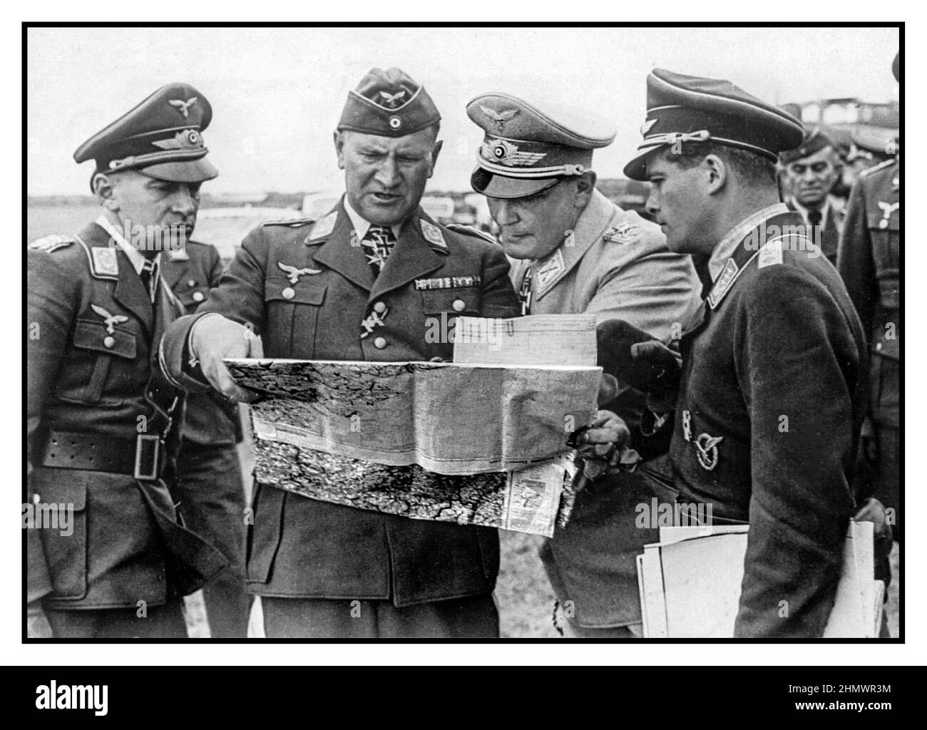 WW2 image de propagande nazie du commandant de la Luftwaffe, le maréchal Hermann Goring (deuxième à partir de la droite) avec des officiers supérieurs de la force aérienne, parcourez et discutez de la carte des opérations de combat sur le front occidental. Deuxième Guerre mondiale Date septembre 1940 Banque D'Images