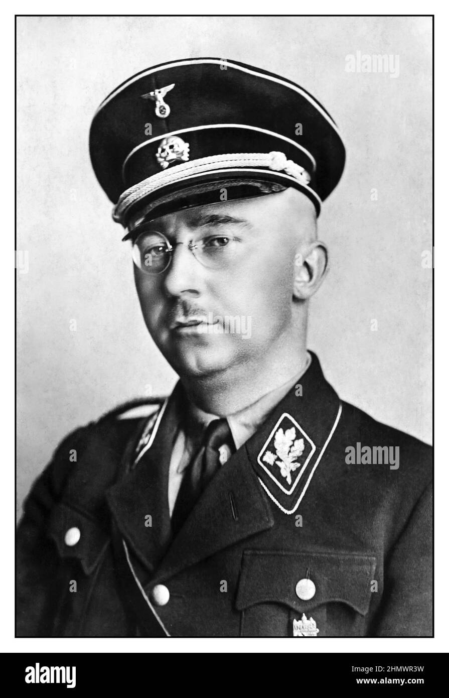 1940 WW2 Heinrich Himmler portrait officiel en uniforme Waffen SS politicien socialiste national allemand commandant militaire nazie police secrète. Himmler a été l'un des hommes les plus puissants de l'Allemagne nazie et l'une des personnes les plus directement responsables de l'Holocauste. A facilité le génocide à travers l'Europe et l'Est. S'est suicidé en 1945 après avoir été capturés fuyant sous une autre identité. Banque D'Images